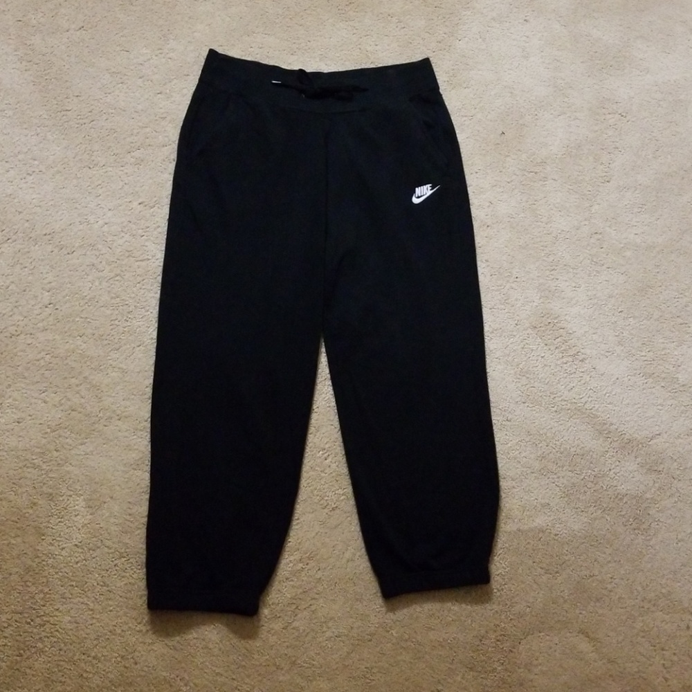 EUC black Nike cropped joggers, size Medium.